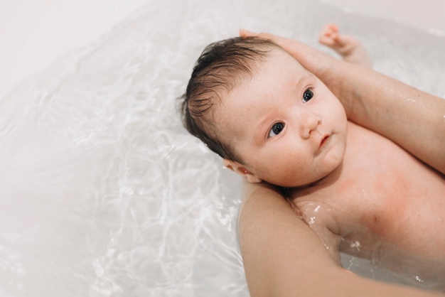 Chi tiết cách tắm cho bé sơ sinh đúng cách - Hunmed Pharmaceutical Co., Ltd